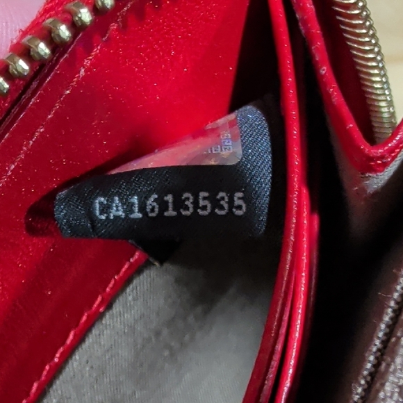 Fendi Vibrant Vintage Red Textured Wallet - Picture 8 of 16